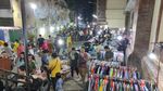 Potret Warga Berburu Baju Bekas di Pasar Badung Bali