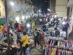 Bila pergi ke sana, pengunjung tinggal berjalan menuju ke arah selatan di sebelah timur gedung utama Pasar Badung melewati kawasan kuliner. Cukup berjalan lurus ke selatan, maka lokasi thifting langsung terlihat. (I Wayan Sui Suadnyana/detikBali)