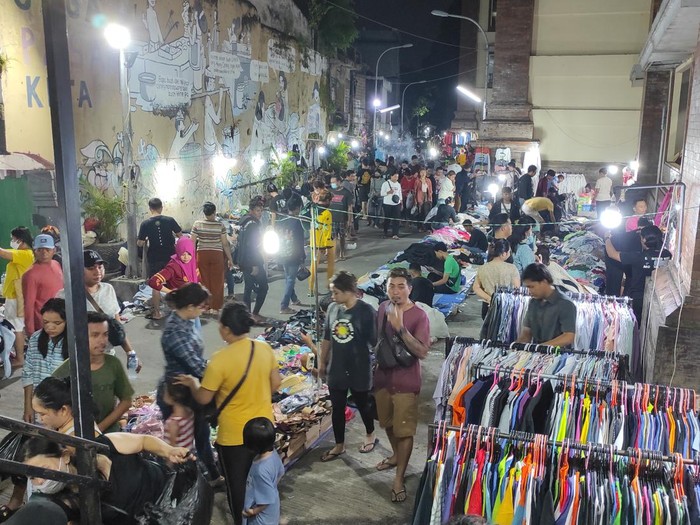 Bila pergi ke sana, pengunjung tinggal berjalan menuju ke arah selatan di sebelah timur gedung utama Pasar Badung melewati kawasan kuliner. Cukup berjalan lurus ke selatan, maka lokasi thifting langsung terlihat. (I Wayan Sui Suadnyana/detikBali)