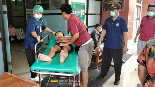 KS (14) saat dibawa ke RSUD Buleleng untuk mendapatkan penanganan medis, Minggu (15/1/2023) siang.