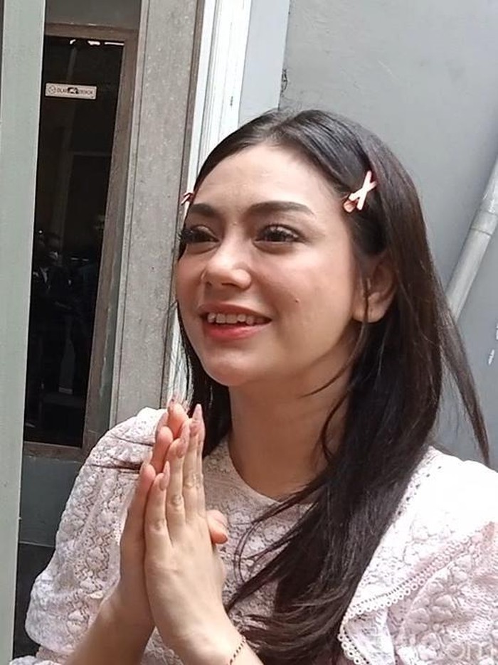 Celine Evangelista dan Stevan Psaribu Celine Evangelista dan Stevan Pasaribu