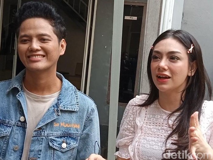 Celine Evangelista dan Stevan Psaribu Celine Evangelista dan Stevan Pasaribu
