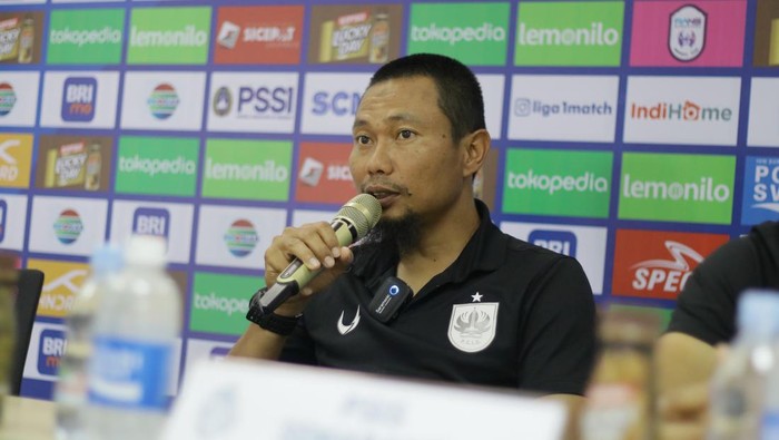 Coach Muhammad Ridwan dalam sesi jumpa pers jelang laga PSIS Semarang vs Rans Nusantara FC di Stadion Pakansari, Cibinong, Bogor, Minggu (15/1/2023).