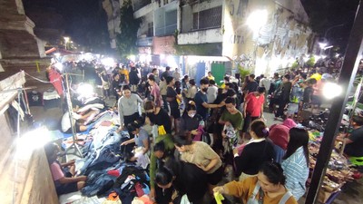 Potret Warga Berburu Baju Bekas di Pasar Badung Bali