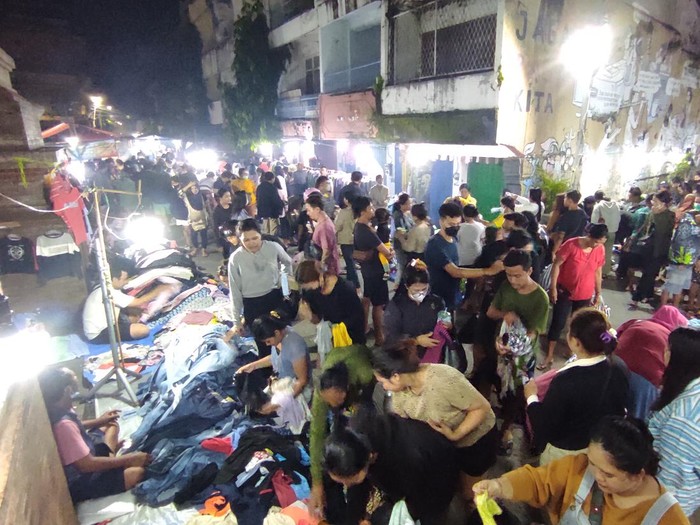 Cukup mudah mencari lokasi penjualan pakaian bekas di Pasar Badung. Jika berkeinginan ke sana, dipastikan mengambil waktu dari sore atau malam hari. Sebab, penjualan pakaian bekas mulai dibuka sejak pukul 16.00 Wita hingga 22.00 Wita. (I Wayan Sui Suadnyana/detikBali)