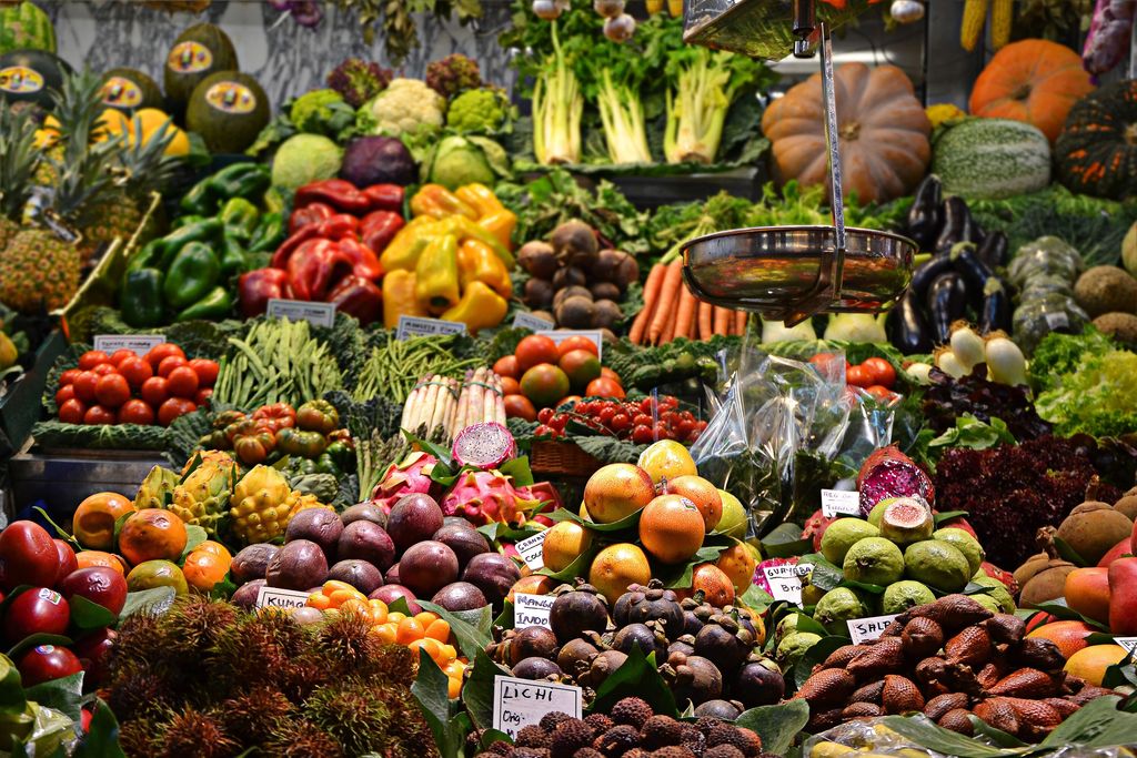 Cuma Sentuh Buah Dagangannya, Penjual Ini Paksa Orang Membeli Buahnya