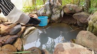 Uka menyebut, diameter dari kolam mata air tersebut berukuran kurang dari setengah meter dengan kedalaman sekitar 1 meter. (Foto: Nur Azis/detikJabar)