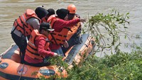 Kegiatan yang dilakukan yaitu penanaman 50 ribu bibit pohon dan bersih-bersih sampah di sungai. 