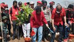 DPP PDI Perjuangan Gelar Aksi Bersih-bersih Sampah di Tambun