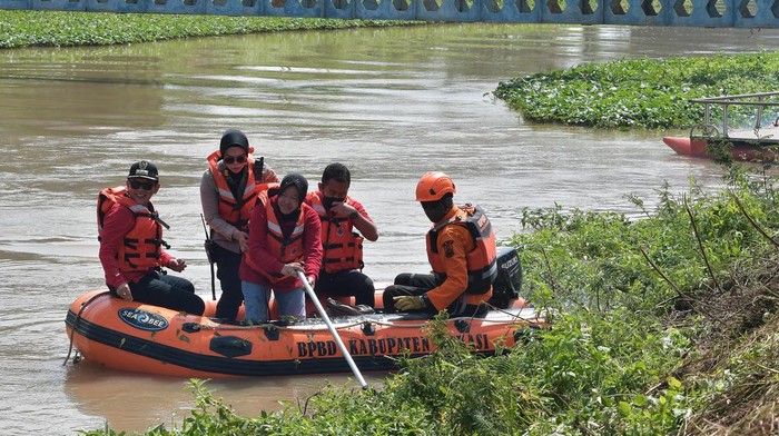 DPP PDI Perjuangan Gelar Aksi Bersih-bersih di Tambun Menteri Sosial Tri Rismaharini (tengah) menyiram pohon pada rangkaian kegiatan HUT ke 50 Partai PDI Perjuangan di Tambun, Kabupaten Bekasi, Jawa Barat, Minggu (15/1/2023). DPP PDI Perjuangan Jawa Barat menggelar program Penghijauan Nasional yang diinisiasi oleh Ketua Umum PDIP Megawati Soekarnoputri dengan kegiatan penanaman 50 ribu bibit pohon dan bersih-bersih sampah di sungai. ANTARA FOTO/ Fakhri Hermansyah/nz