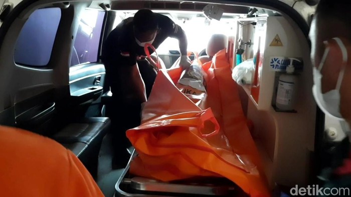 Evakuasi jenazah korban serangan geng motor di Purwakarta, Minggu (15/1/2023)