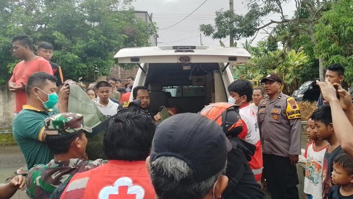 Evakuasi mayat wanita tanpa identitas di Purworejo, Minggu (15/1/2023).
