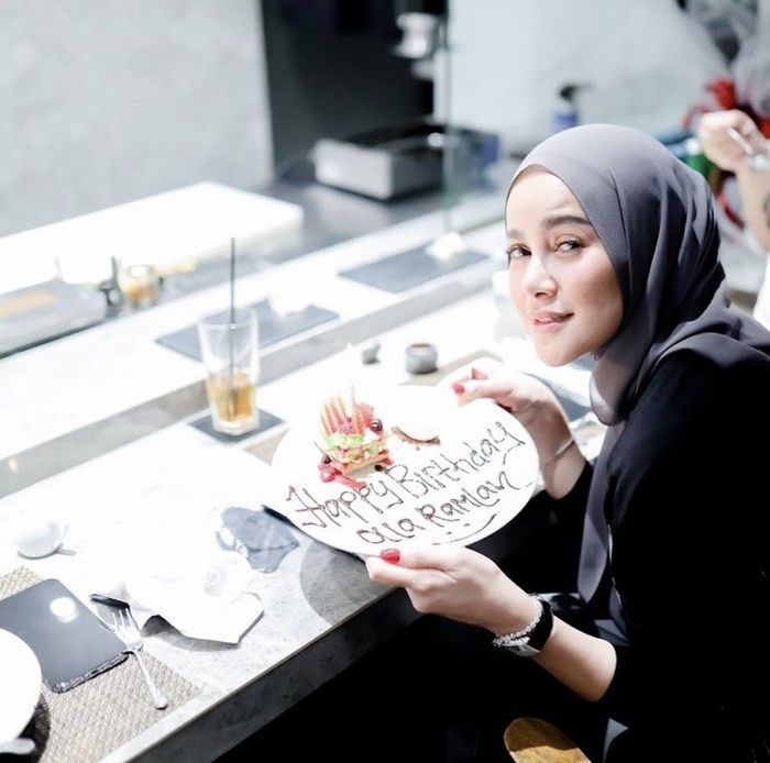 Gaya Keren Olla Ramlan Saat Jualan Pentol hingga Makan Bareng Artis Gaya Keren Olla Ramlan Saat Jualan Pentol hingga Makan Bareng Artis