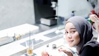 Olla Ramlan diketahui mulai berhijab pada tahun 2019. Penampilan dengan hijabnya tak kalah menawan, bahkan saat menikmati kuliner. Foto: Instagram @ollaramlan