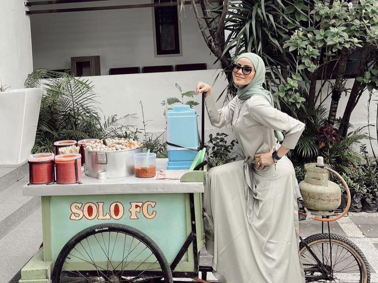 Gaya Keren Olla Ramlan Saat Jualan Pentol hingga Makan Bareng Artis