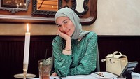 Ibu tiga anak itu juga sering memamerkan gaya kerennya saat makan di restoran seperti ini salah satunya. Foto: Instagram @ollaramlan