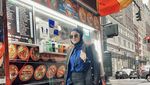 Gaya Keren Olla Ramlan Saat Jualan Pentol hingga Makan Bareng Artis