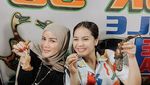 Gaya Keren Olla Ramlan Saat Jualan Pentol hingga Makan Bareng Artis