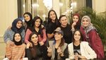 Gaya Keren Olla Ramlan Saat Jualan Pentol hingga Makan Bareng Artis
