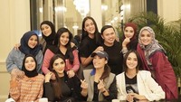Artis kelahiran 1980 itu juga sering menghabiskan waktu makan-makan di restoran bersama geng artisnya nih. Foto: Instagram @ollaramlan