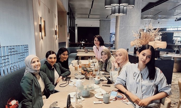 Gaya Keren Olla Ramlan Saat Jualan Pentol hingga Makan Bareng Artis