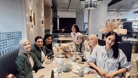 Bersama Ashanty hingga Aurel Hermansyah, Olla Ramlan pun berkumpul untuk makan siang dimsum enak. Foto: Instagram @ollaramlan