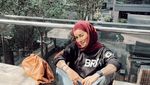 Gaya Keren Olla Ramlan Saat Jualan Pentol hingga Makan Bareng Artis