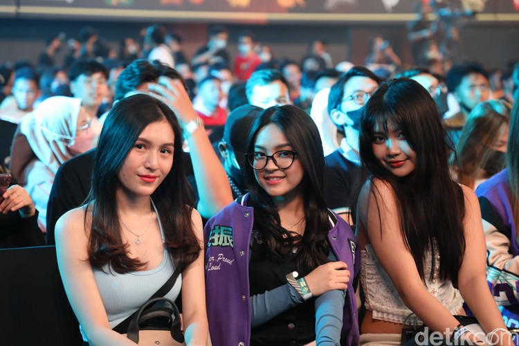 Grand Final M4 Mobile Legends Kedatangan Banyak Talent Esports Cantik Grand final M4 Mobile Legends tengah berlangsung di Tennis Indoor Senayan. Banyak talent eports yang cantik menyambangi kejuaraan dunia Mobile Legends ini.
