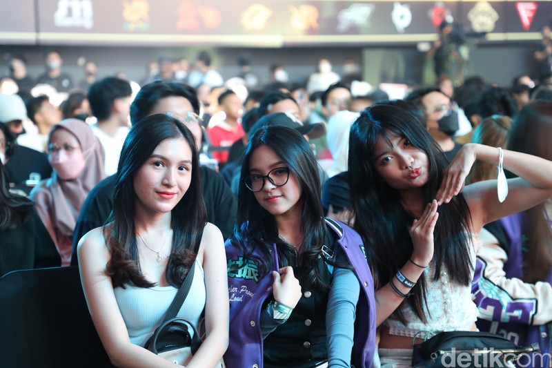 Grand final M4 Mobile Legends tengah berlangsung di Tennis Indoor Senayan. Banyak talent eports yang cantik menyambangi kejuaraan dunia Mobile Legends ini.