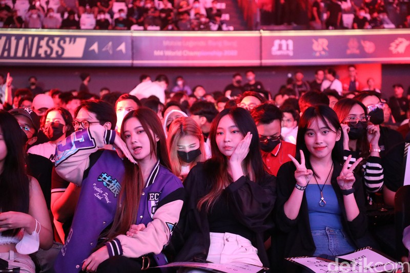 Grand final M4 Mobile Legends tengah berlangsung di Tennis Indoor Senayan. Banyak talent eports yang cantik menyambangi kejuaraan dunia Mobile Legends ini.