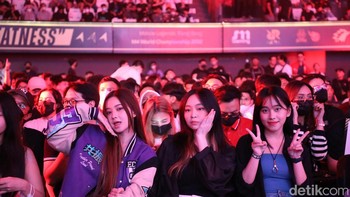 Para talent Aura Fire pun berdatangan untuk memberikan dukungan kepada Echo yang Foto: (Bagas/detikINET).