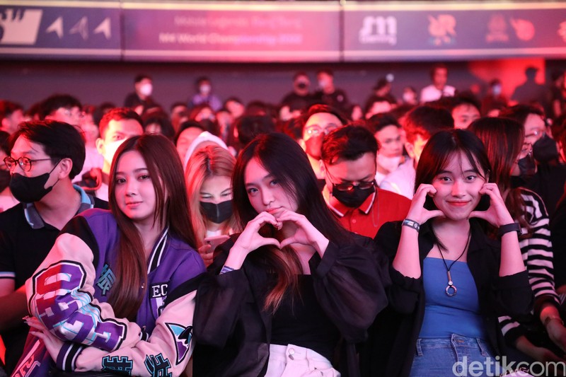 Grand final M4 Mobile Legends tengah berlangsung di Tennis Indoor Senayan. Banyak talent eports yang cantik menyambangi kejuaraan dunia Mobile Legends ini.