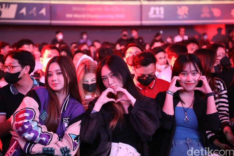 Grand Final M4 Mobile Legends Kedatangan Banyak Talent Esports Cantik Grand final M4 Mobile Legends tengah berlangsung di Tennis Indoor Senayan. Banyak talent eports yang cantik menyambangi kejuaraan dunia Mobile Legends ini.