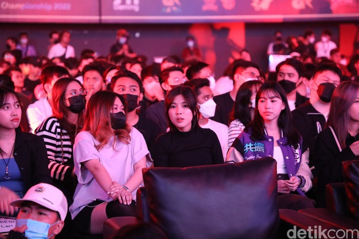 Grand final M4 Mobile Legends tengah berlangsung di Tennis Indoor Senayan. Banyak talent eports yang cantik menyambangi kejuaraan dunia Mobile Legends ini.