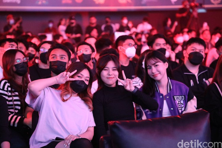 Grand Final M4 Mobile Legends Kedatangan Banyak Talent Esports Cantik Grand final M4 Mobile Legends tengah berlangsung di Tennis Indoor Senayan. Banyak talent eports yang cantik menyambangi kejuaraan dunia Mobile Legends ini.