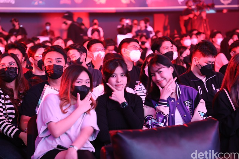 Grand final M4 Mobile Legends tengah berlangsung di Tennis Indoor Senayan. Banyak talent eports yang cantik menyambangi kejuaraan dunia Mobile Legends ini.