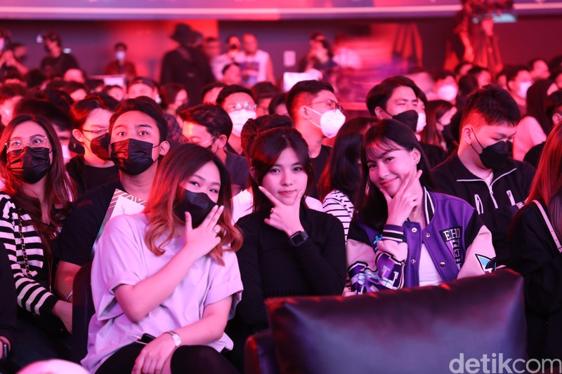 Grand final M4 Mobile Legends tengah berlangsung di Tennis Indoor Senayan. Banyak talent eports yang cantik menyambangi kejuaraan dunia Mobile Legends ini.