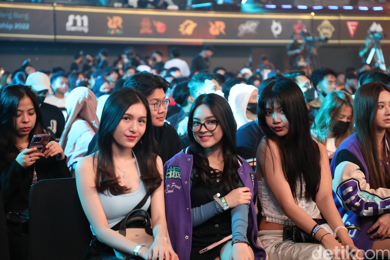 Grand final M4 Mobile Legends tengah berlangsung di Tennis Indoor Senayan. Banyak talent eports yang cantik menyambangi kejuaraan dunia Mobile Legends ini.