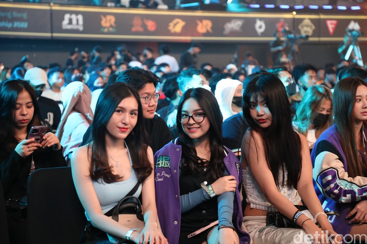 Grand Final M4 Mobile Legends Kedatangan Banyak Talent Esports Cantik Grand final M4 Mobile Legends tengah berlangsung di Tennis Indoor Senayan. Banyak talent eports yang cantik menyambangi kejuaraan dunia Mobile Legends ini.