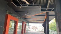 Kondisi bangunan Hermes Place juga kini tampak tak terawat. Ada banyak asbes yang berlubang dan beberapa akses yang ditutup. (Kartika Sari/detikSumut)