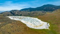 Fenomena unik ini hanya bisa dilihat pada musim panas, ketika air danau menguap. Getty Images/iStockphoto/Wirestock