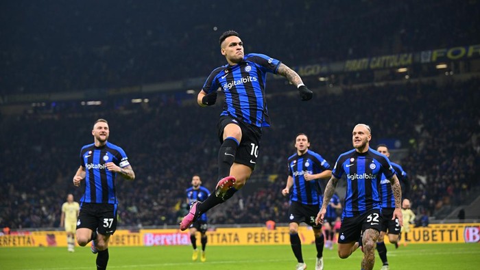 MILAN, ITALY - JANUARY 14:  Lautaro Martinez of FC Internazionale  celebrates after scoring the goal during the Serie A match between FC Internazionale and Hellas Verona at Stadio Giuseppe Meazza on January 14, 2023 in Milan, Italy. (Photo by Mattia Ozbot - Inter/Inter via Getty Images)
