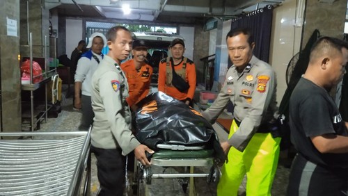 Petugas tengah menangani jenazah pemancing yang tewas akibat tenggelam di pantai kawasan Kecamatan Kuta Selatan, Kabupaten Badung.