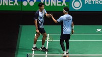 Fajar/Rian menjauh usai interval. Mereka mendapat dua poin beruntun untuk mengubah skor 13-9. Fajar/Rian tak terkejar lagi pada sisa gim ketiga, mereka akhirnya menang usai bertarung lebih dari sejam, skor akhir gim ketiga 21-13. Getty Images/How Foo Yeen