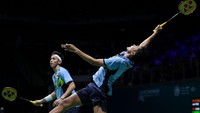 Gim kedua berjalan, Fajar/Rian ketinggalan 0-4 lebih dulu. Penempatan shuttlecock jitu dari Rian memangkas rentetan poin Liang/Wang. Poin demi poin diraih Fajar/Rian, pengembalian Liang menyangkut net hingga kedudukan menjadi 4-4. Getty Images/Shi Tang