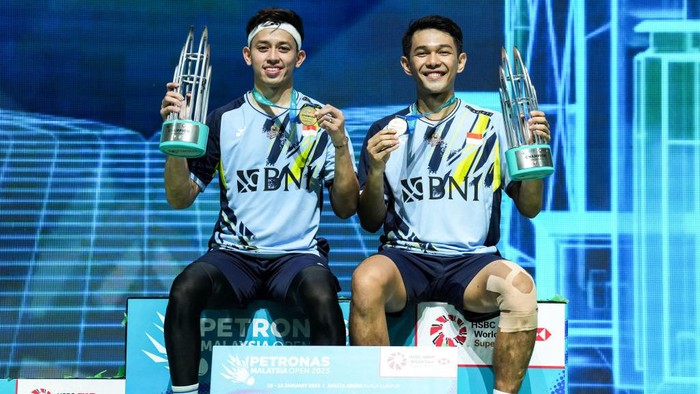 Pasangan Fajar Alfian/Rian Ardianto juara Malaysia Open 2023. Gelar ini menjadi yang pertama bagi keduanya di nomor super 1000.