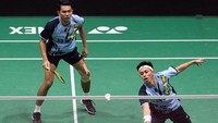 Dalam pertandingan final ganda putra Malaysia Open 2023 di Axiata Arena, Kuala Lumpur, Malaysia, Minggu (15/1/2023), kejar-mengejar poin terjadi pada awal gim. Skor Fajar/Rian melawan Liang/Wang imbang sampai 7-7. Setelah itu, Fajar/Rian mendapat dua poin beruntun dari pengembalian lawan yang menyangkut net dan melebar. Getty Images/How Foo Yeen