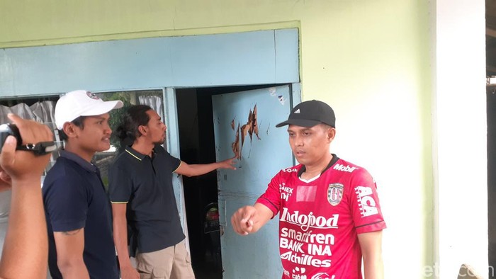 Kapolsek Candisari Semarang, Iptu Handri Kristanto (baju merah) cek TKP penyerangan gerombolan pemotor bersajam, Minggu (15/1/2023.