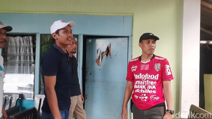 Kapolsek Candisari Semarang, Iptu Handri Kristanto (baju merah) cek TKP penyerangan gerombolan pemotor bersajam, Minggu (15/1/2023.