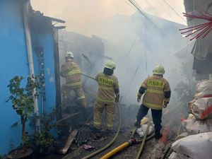 Penampakan Kebakaran di Bidara Cina Jaktim Lahap 9 Rumah